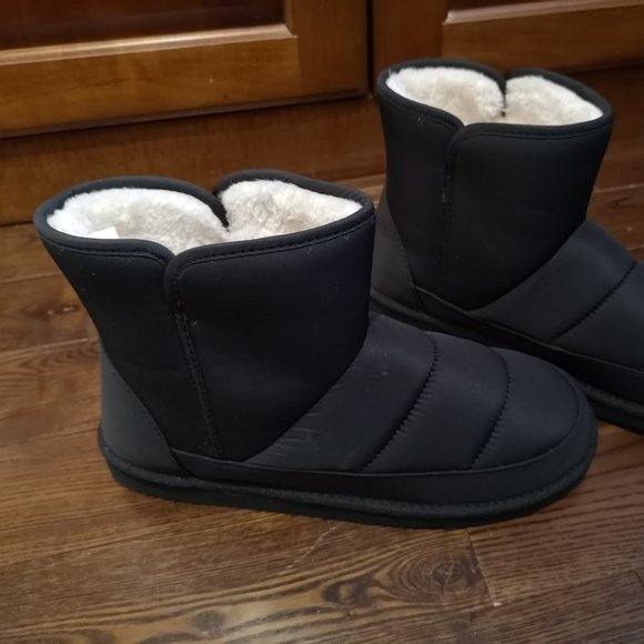 Old Navy Faux Fur-Lined Quilted Shell Boots - Picture 5 of 5